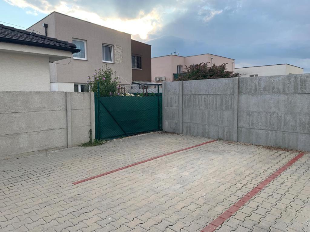 Modern 2 Bed House Near Bratislava With Parking Apartment Rovinka Exterior photo